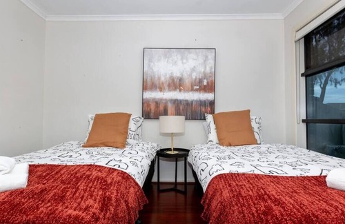 Truganina House | 4 BR cozy house in Truganina