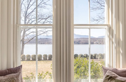 Germantown House | 4 Br, Hudson River Manor on 65 acres, with pool