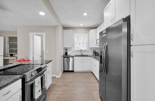 Murray Hill House | 4 BR Murray Hill Retreat l Stock Tank Pool l BBQ l 2 King Beds