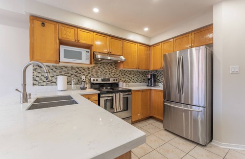 Brampton West House | 4 BR Relaxing Family Retreat in Charming Brampton