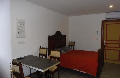 Til-Chatel House | 4 Chambres meublées et un seul studio avec petite cuisine