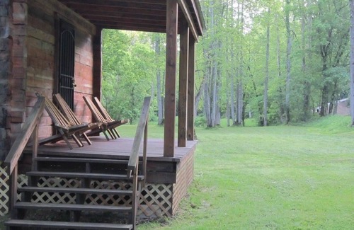 Saint Helens Cabin | #4, Charming 2-bedroom cabin in superb Beattyville with AC