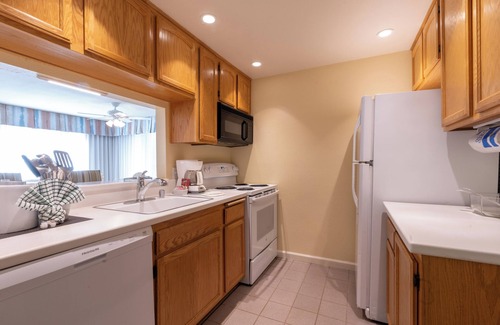 San Diego Country Estates Hotel | 4 Family Units | Pool & Free Onsite Parking | Near Ramona Winery