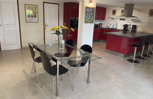 Prayssac Apartment | 4* Gite Apartment with suberb heated pool & fantastic views
