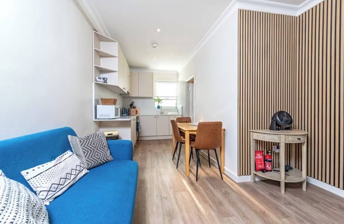 Wimbledon Apartment | 4 Guests - 20min to London - Free Parking - PetsOk