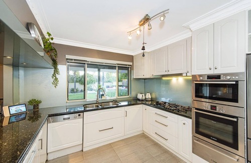 Dianella House | 4 Magical Majestic Family Home Sleeps 8 HUGE backyard + parking
