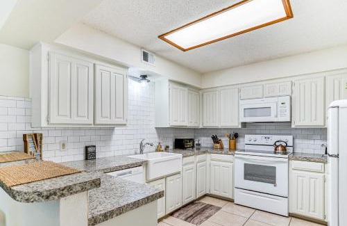 West Arlington House | 4 Mi to ATandT Stadium Townhome in Fort Worth