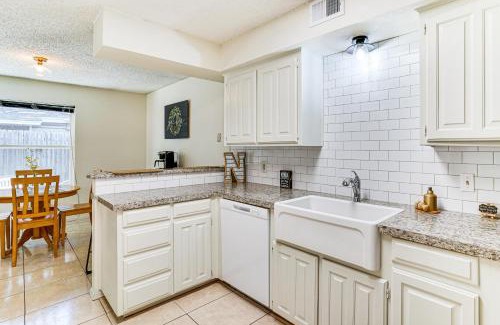 West Arlington House | 4 Mi to ATandT Stadium Townhome in Fort Worth