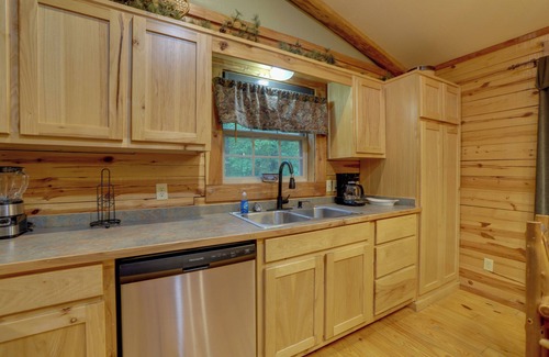 Sylvan Shores Cabin | 4 Mi to Lake: Wooded Log Cabin in Eureka Springs!