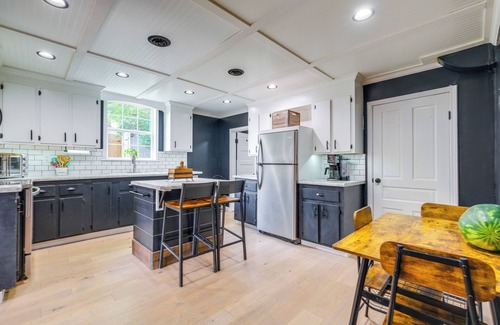 Lynchburg House | 4 Mi to Liberty U: Huge Home w/Yard & Hot Tub