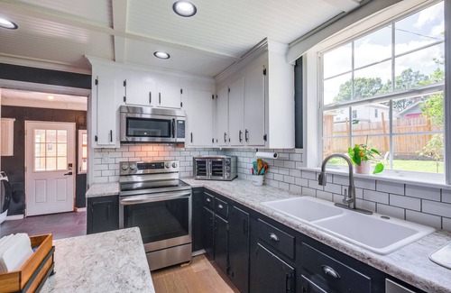 Lynchburg House | 4 Mi to Liberty U: Huge Home w/Yard & Hot Tub