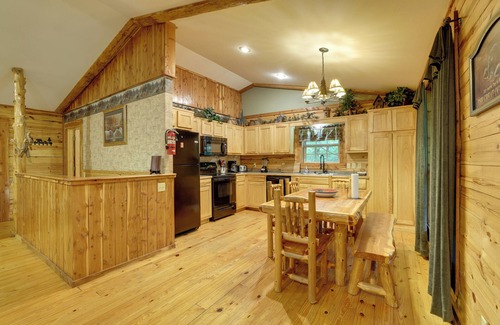 Sylvan Shores Cabin | 4 Mi to Marina: Cozy Log Cabin in Eureka Springs!