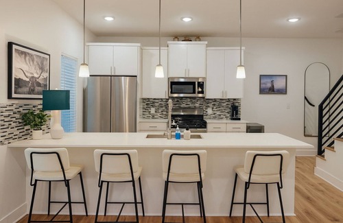 Montopolis House | 4 Min to Airport ⛳ Putting Green ✔️ 3BR Heavenly Beds ❤️ Pet & Family Friendly
