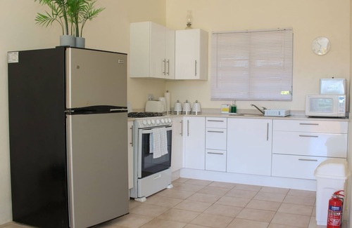 Runaway Bay House | 4 Min Walk to Beach: Coastal 2BR - Relax in Our Blissful Retreat Near the Shore!