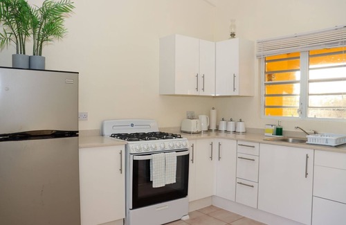 Runaway Bay House | 4 Min Walk to Beach: Coastal 2BR - Relax in Our Blissful Retreat Near the Shore!