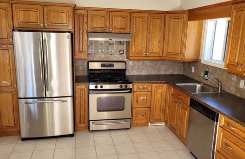 Port Franks House | 4 min WALK to sand beach & 4 water bodies. Central AC. 4 Fridges. Kid-friendly.