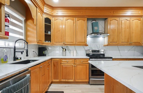 Surrey Newton House | 4 mins to central city, hwy access , Vancouver downtown