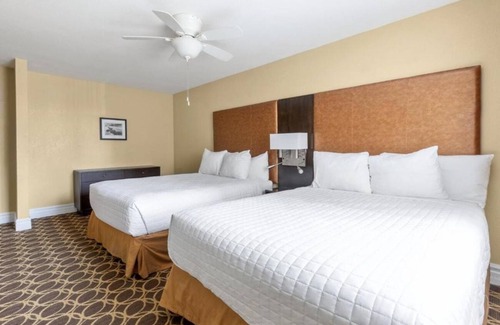 Corte Madera Hotel | 4 Modern Suites Near SF Ferry | Outdoor Pool | Parking | Courtyard | BBQ Area