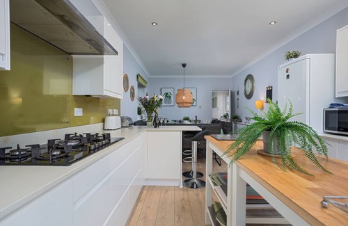 West Cliff House | 4 NIGHTS FOR PRICE OF 3 - 6 bed/6 bath, sea views/garden/parking/Sky