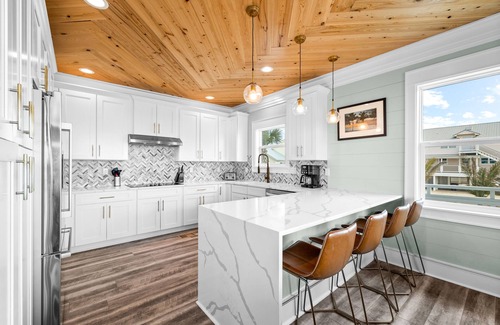 East End House | 4 Palms: Beachfront, Private Pool, Pet-Friendly, Hot Tub – Sleeps 20