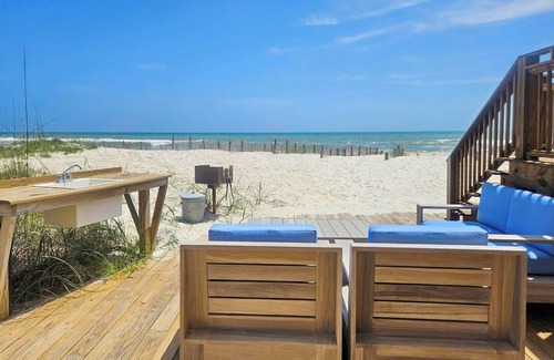 East End House | 4 Palms: Beachfront, Private Pool, Pet-Friendly, Hot Tub – Sleeps 20