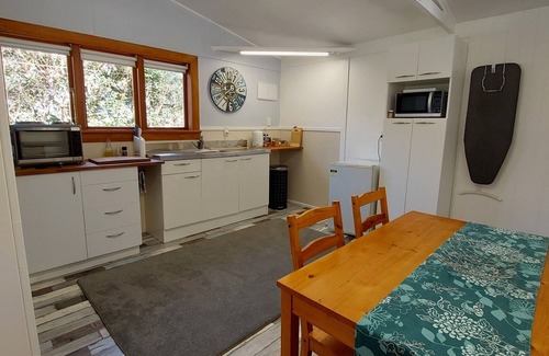 Coromandel Cottage | 4 Palms Cottage Coromandel Town