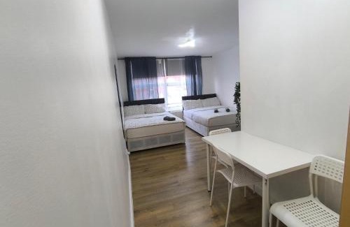 Abbey House | 4 pers studio style room Near South Wimledon station R3