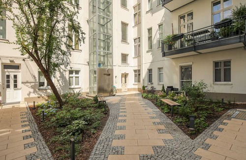 West Berlin Centre Apartment | 4 person old building apartment near Kurfürstendamm