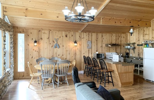 New Bothwell Cottage | 4 Season Lakefront Cabin For Rent - Saint Malo