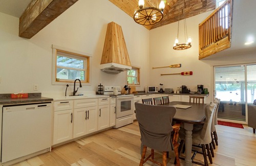 Perry Cottage | 4 season ★ Muskoka Cottage ~ Beach ~ 5 Beds ~ Arrowhead~ North of Hunstville