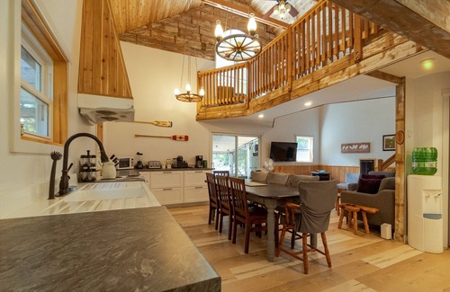 Perry Cottage | 4 season ★ Muskoka Cottage ~ Beach ~ 5 Beds ~ Arrowhead~ North of Hunstville