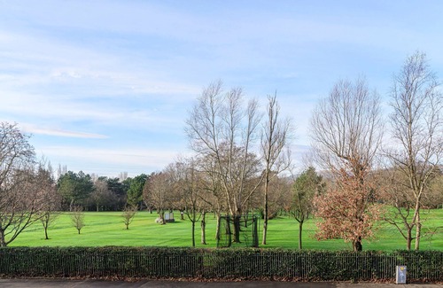 Ormeau House | 4 Star Spacious Luxury. Free Parking and superfast WIFI. Close to city.