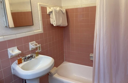 Bay Esplanade Apartment | 4 · Surf n Sand Studio Apartment by the Water 4