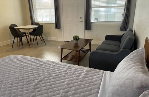 Bay Esplanade Apartment | 4 · Surf n Sand Studio Apartment by the Water 4
