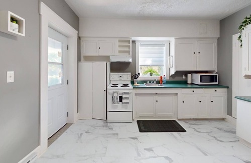 Wolfville Apartment | 4 Wolfville's DT Core | Two Queen Bds+ Sofa Bed