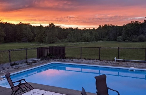 Port Colborne Cottage | 40 Acre Vacation rental Cottage with swimming pool in Niagara