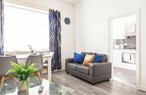 Everton House | 40% discount on long term stays- Large comfy home