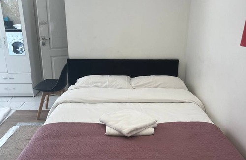 Clayhall Apartment | 40 m² Studio flat ∙ 1 bedroom ∙ 3 guests