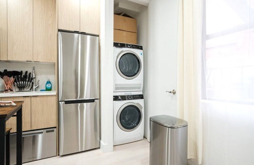 Ukrainian Village Apartment | 401-1 3BR/2Baths with Private Outdoors E.Village