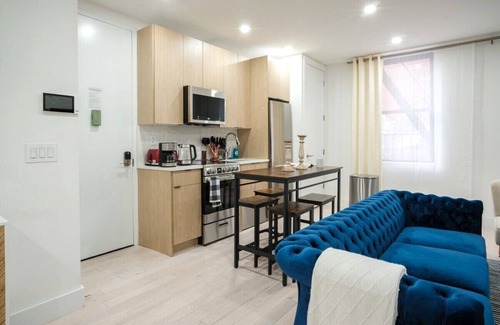Ukrainian Village Apartment | 401-1 3BR/2Baths with Private Outdoors E.Village