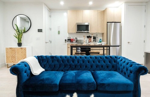 Ukrainian Village Apartment | 401-1 3BR/2Baths with Private Outdoors E.Village