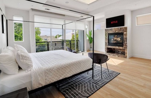 Oak Lawn House | 4021 Bowser · Oaklawn | Gated 4-Story Townhome | Private Rooftop
