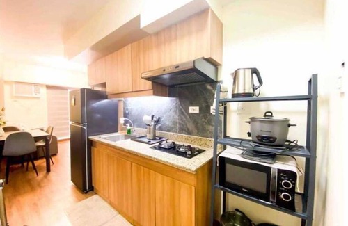 Kapitolyo Apartment | 40SQM 1BR Staycation near BGC Wi-fi + FREE Parking