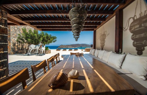 Plaka House | 412 m² House ∙ 6 bedrooms ∙ 12 guests