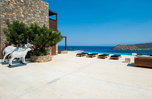 Plaka House | 412 m² House ∙ 6 bedrooms ∙ 12 guests