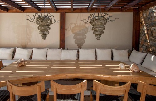 Plaka House | 412 m² House ∙ 6 bedrooms ∙ 12 guests