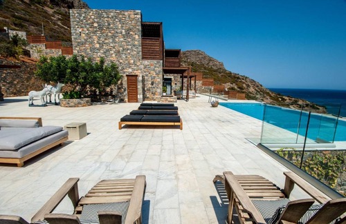 Plaka House | 412 m² House ∙ 6 bedrooms ∙ 12 guests