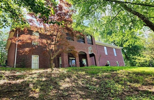 Murray House | 4300 Sq ft home very close to MSU. All decorated for Christmas.