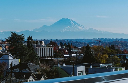 Squire Park Apartment | 442 Seattle City View TownHome Capital Hill