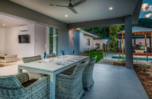 Palm Cove Villa | 450 m² Villa ∙ 8 bedrooms ∙ 16 guests